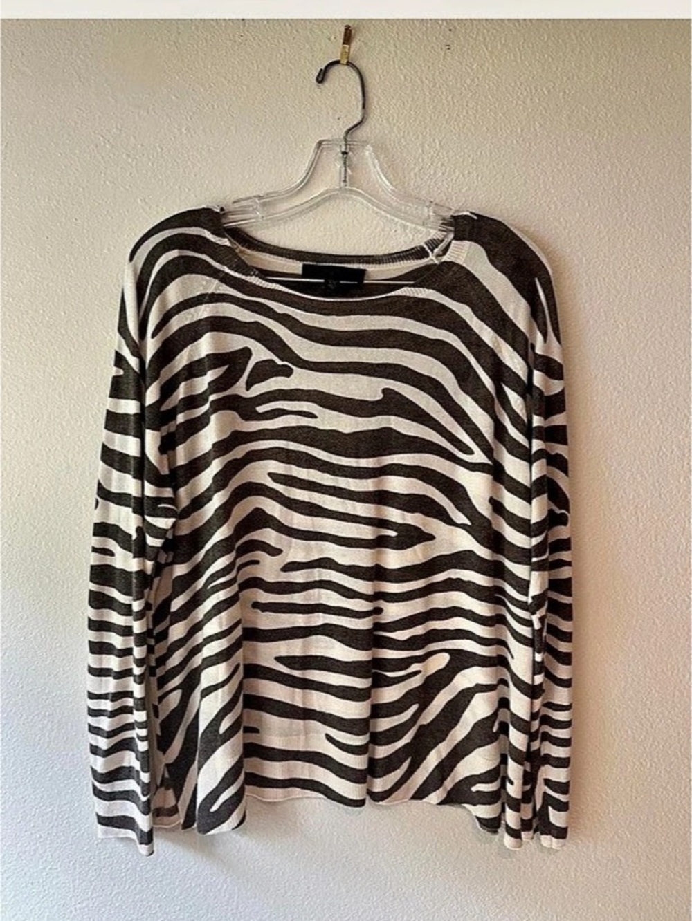 Zara Animal Print Long Sleeve Top in Gray & White Like New